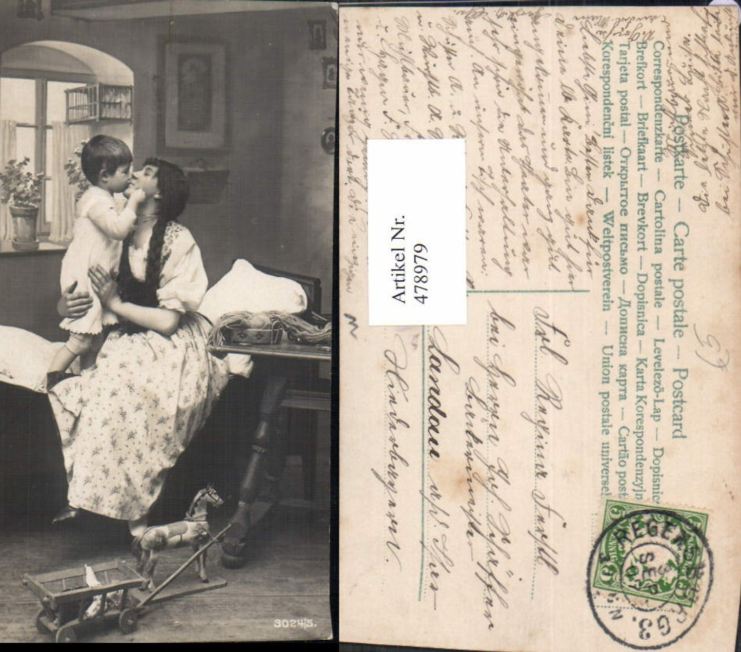 478979,Frau als Mutter Zöpfe Kuss Spielzeug