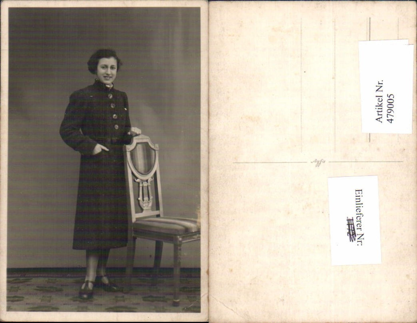 479005,Foto Ak Frau in Mantelkleid stehend b. Stuhl