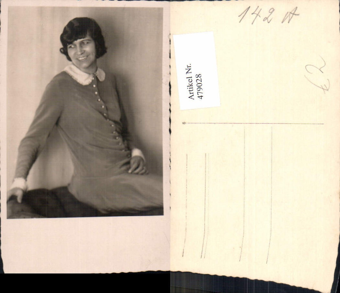 479028,Foto Ak Frau Kleid m. Spitzenkragen Passepartout