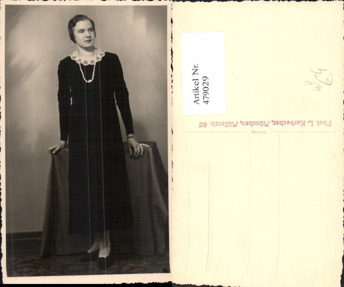 479029,Foto Ak Frau Kleid m. Spitzenkragen stehend Halskette Schmuck pub L. Karbacher München