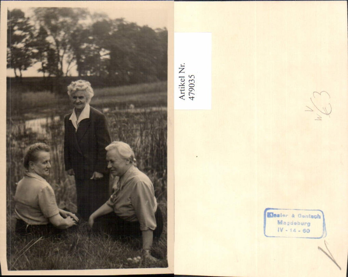 479035,Foto Ak Drei ältere Frauen a. Teich Landschaft pub Klesler & Gentsch Magdeburg
