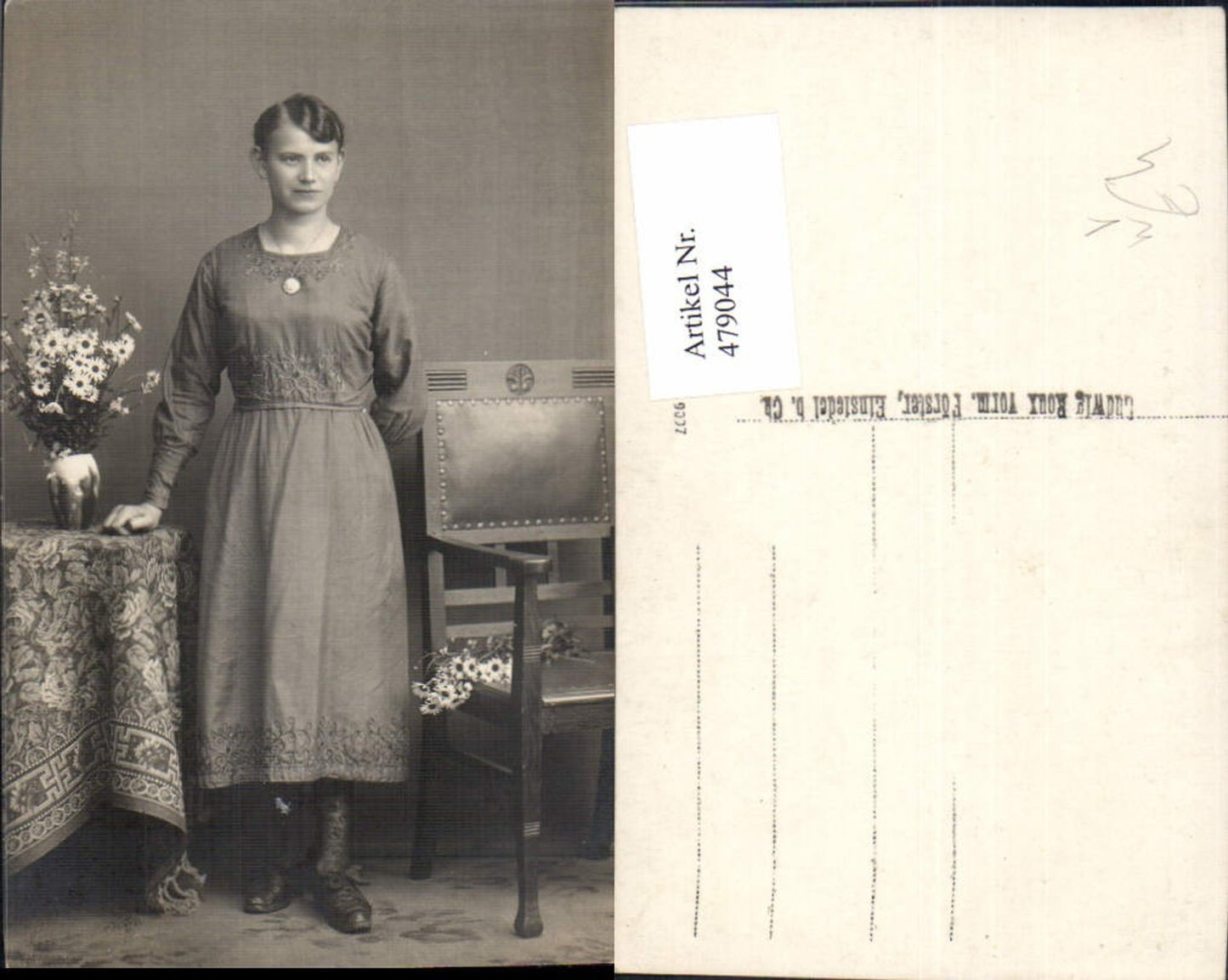 479044, Photo Ak Woman with dress, necklace, jewelry, table, flower vase, pub Ludwig Roux Einsiedel