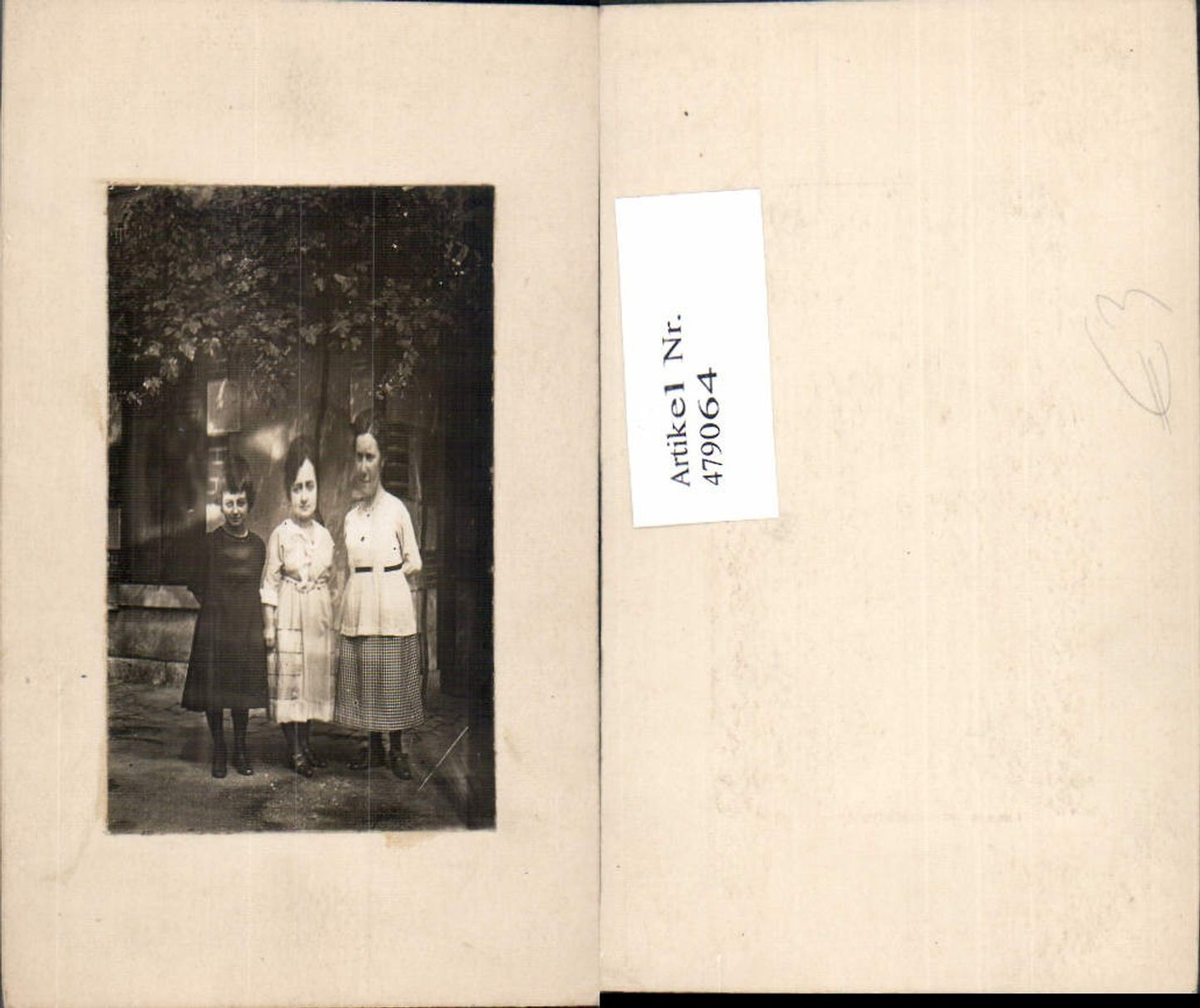 479064,Foto Drei Frauen v. Haus stehend Passepartout