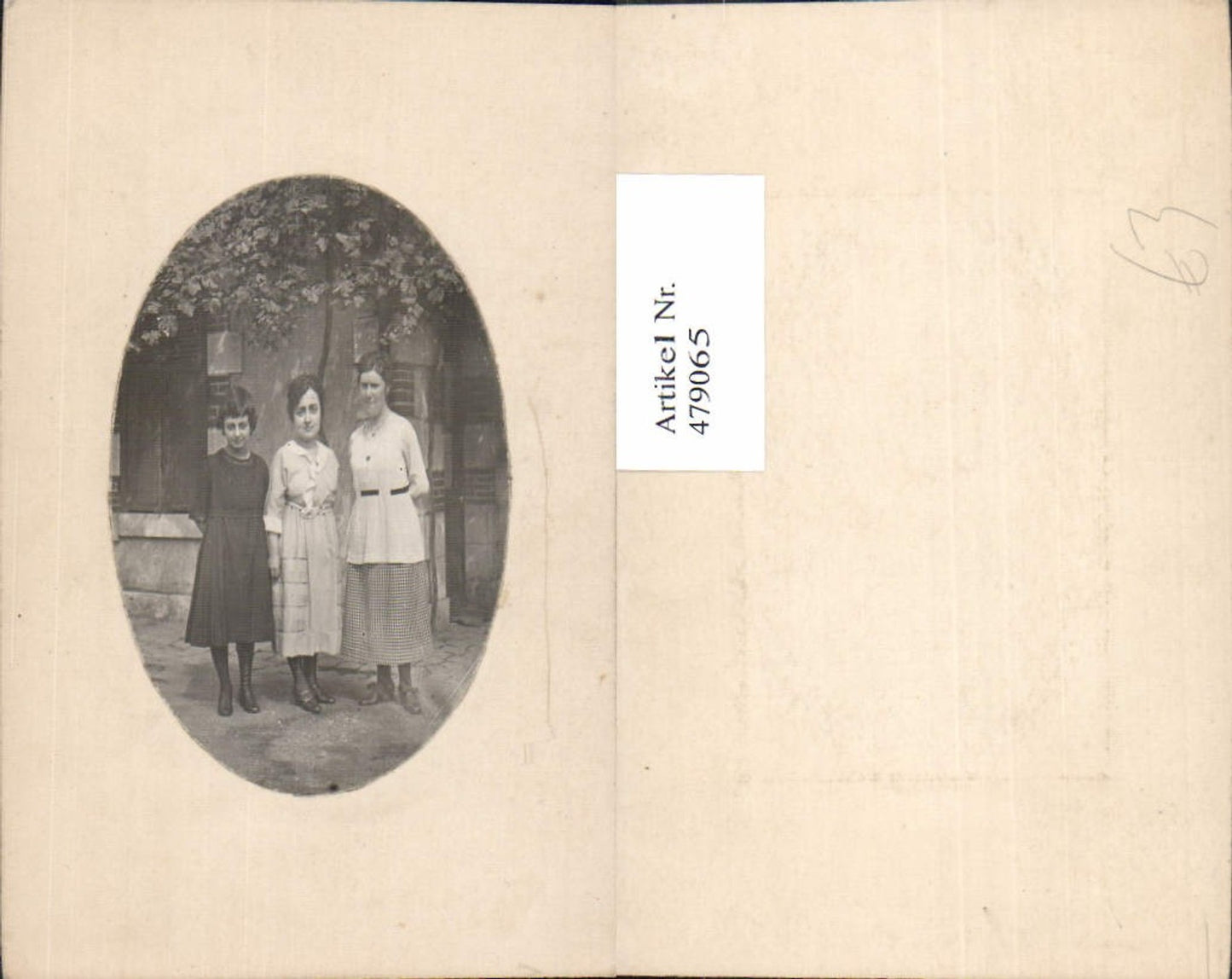 479065,Foto Drei Frauen v. Haus stehend Passepartout