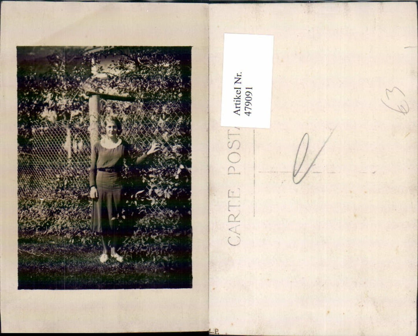 479091,Foto Ak Junge Frau Kleid a. Zaun stehend