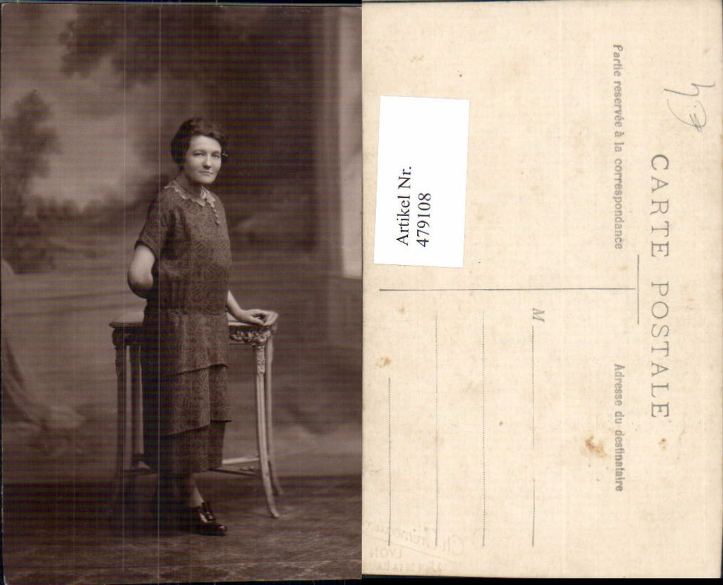 479108,Frau Kleid b. Tisch stehend
