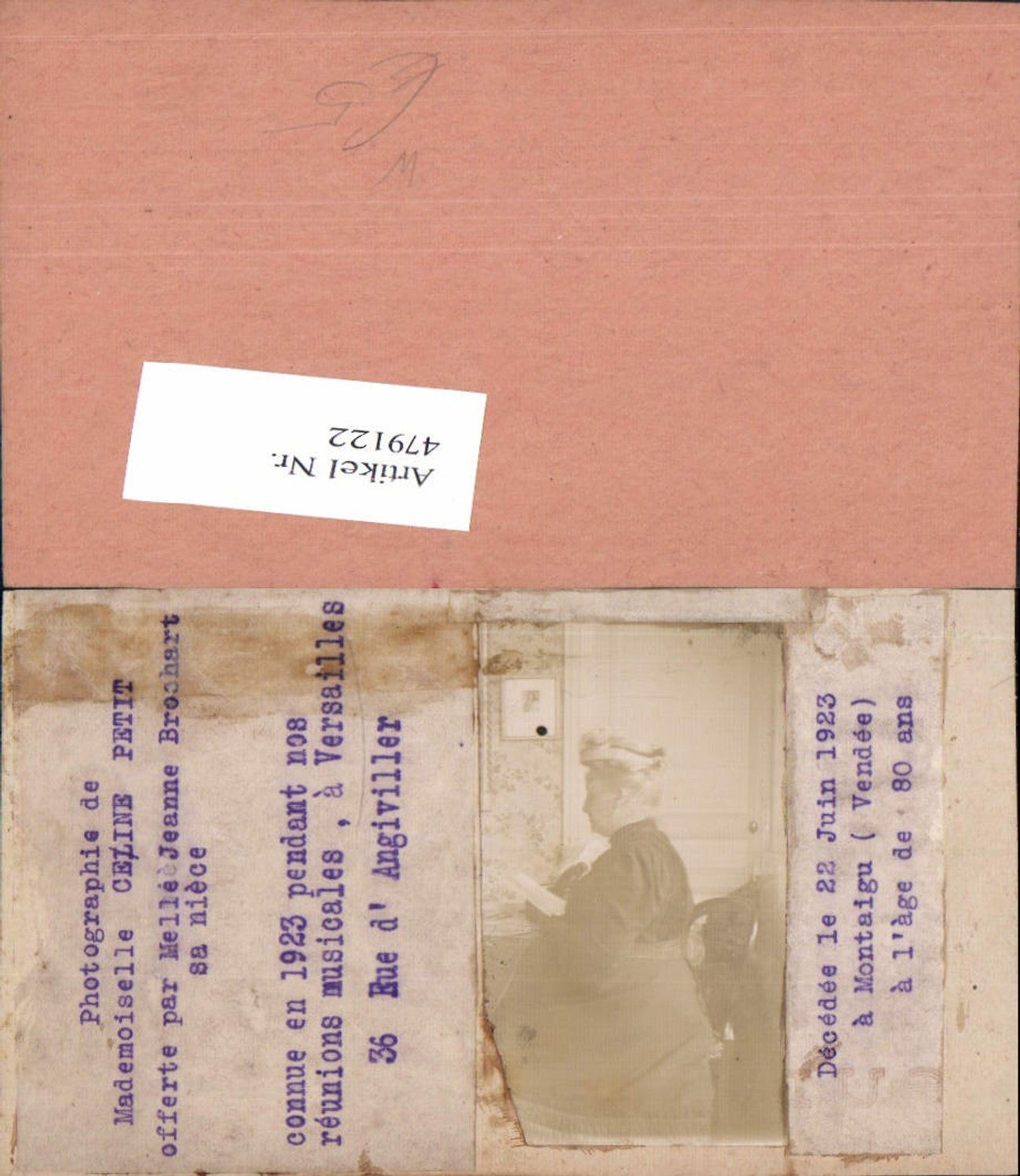479122,Foto aufgeklebt Alte Frau Portrait Hut Text Mademoiselle Celine Petit Montaigu