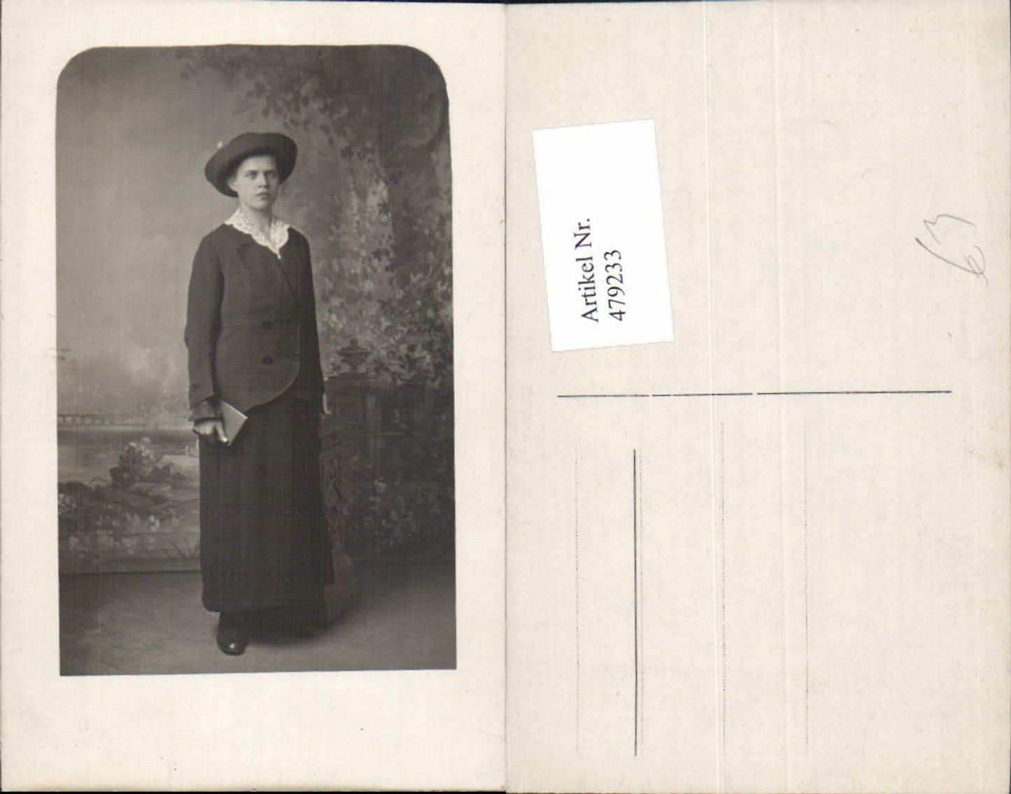 479233,Foto Ak Frau mit Hut Buch i. Hand