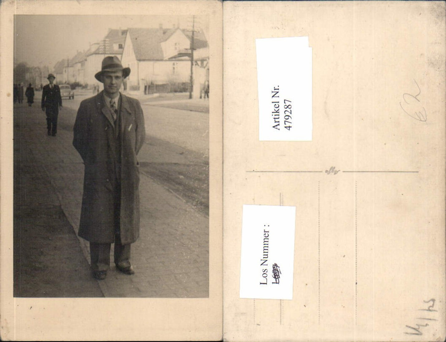 479287,Foto Ak Mann Anzug Hut Straßenansicht Automobil im Hintergrund