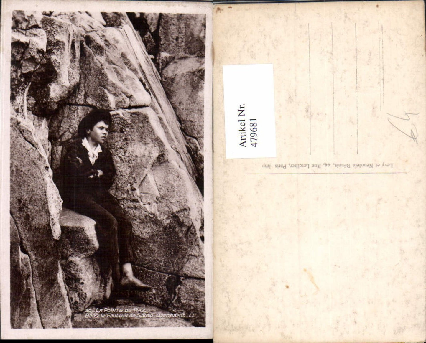 479681,Foto Ak Kind Bub Junge sitzt b. Felswand La Pointe du Raz