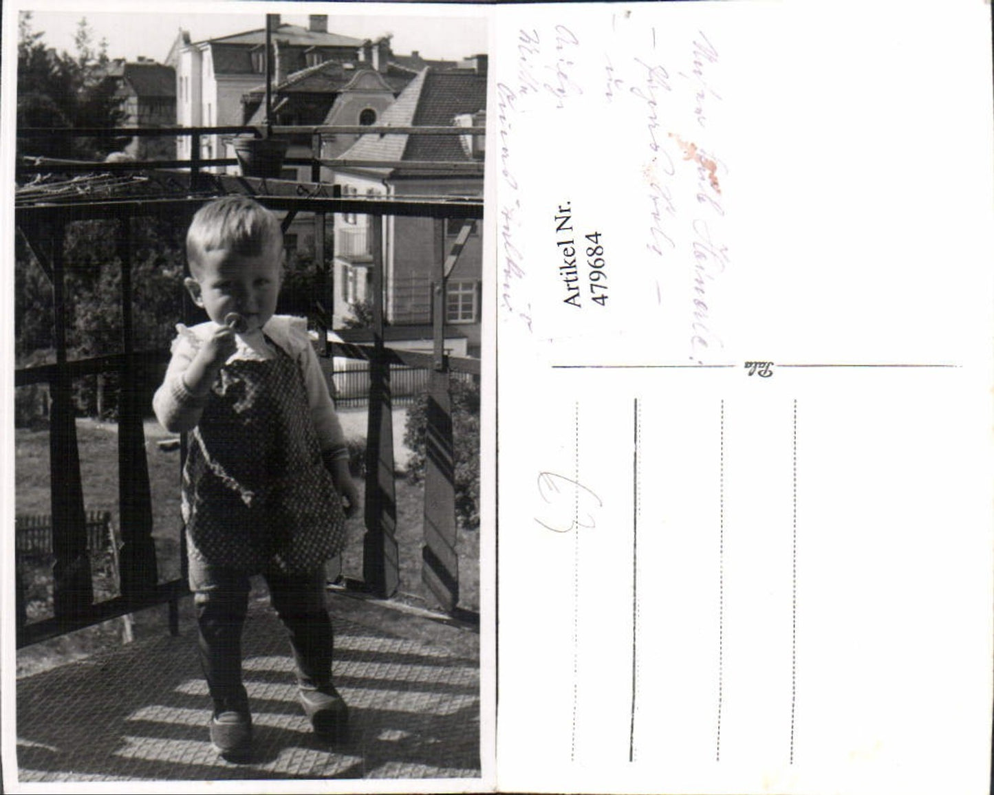 479684,Foto Ak Kind Bub Junge m. Schnuller auf Balkon stehend