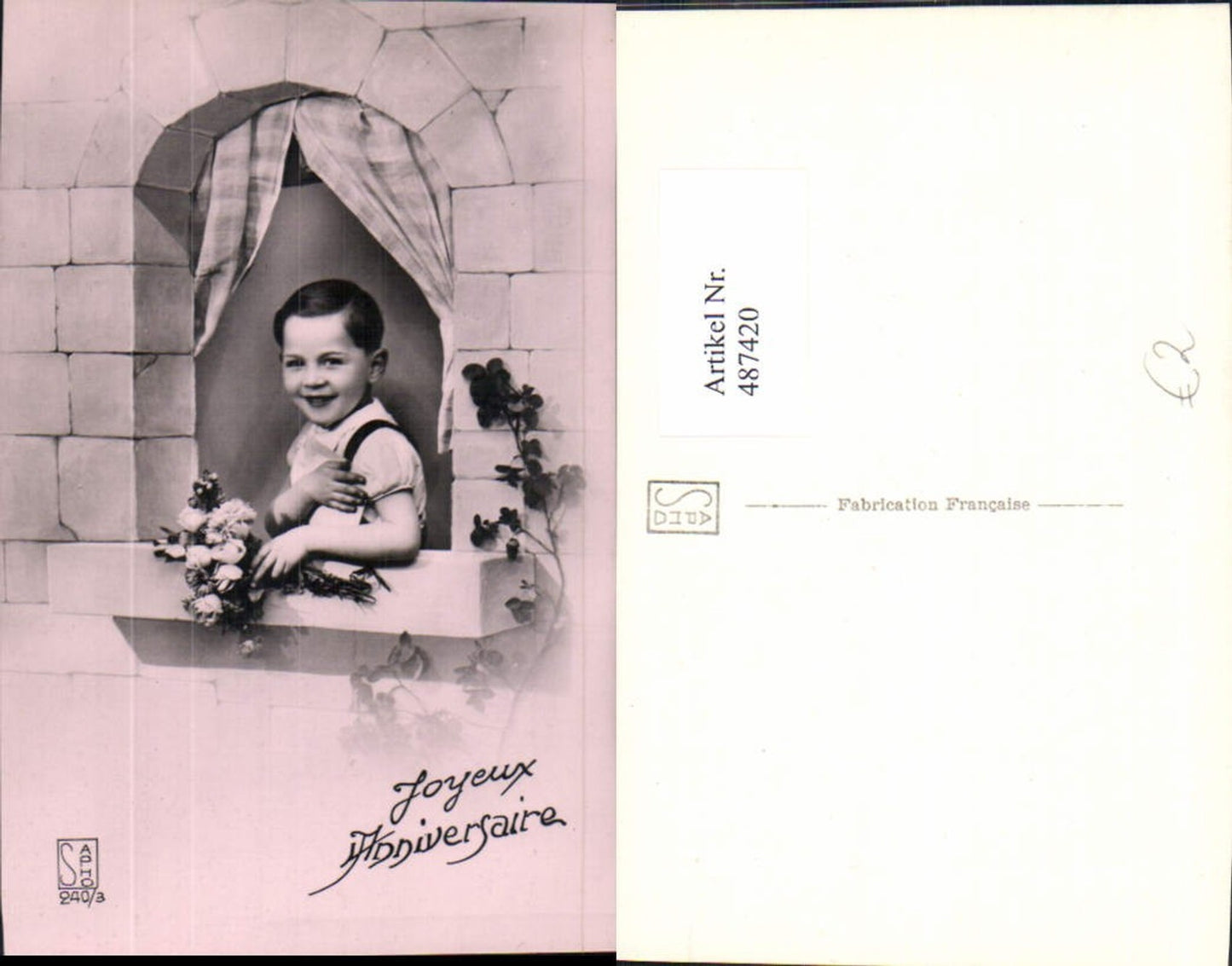487420,Kind Bub Junge m. Blumenstrauß Fenster