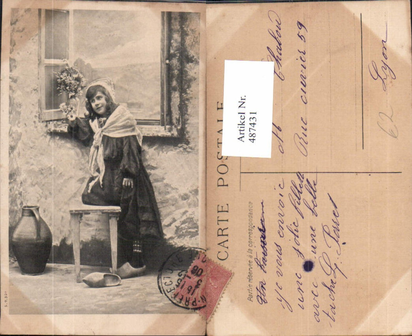487431,Kind Mädchen Holzschuhe Blumenstrauß v. Fenster Krug