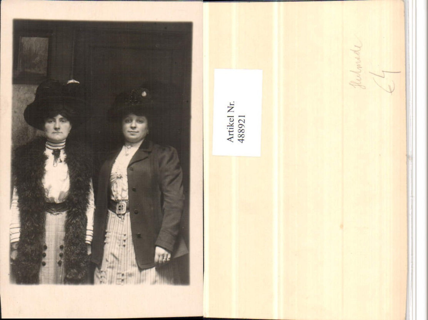 488921,Foto Frauen m. Hüte Hut Hutmode Portrait