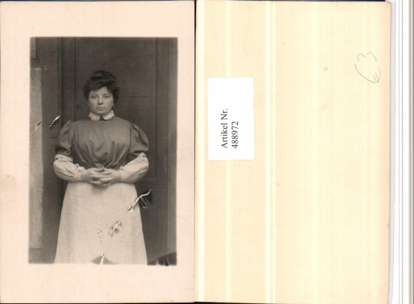 488972,Foto Frau Kleid Portrait Tür