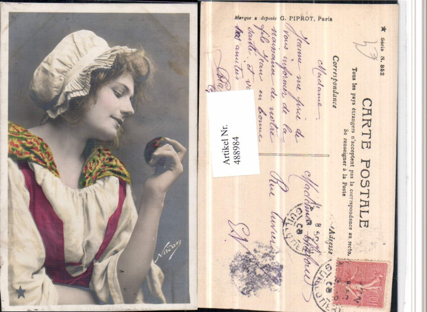 488984,Frau m. Haube Apfel Portrait