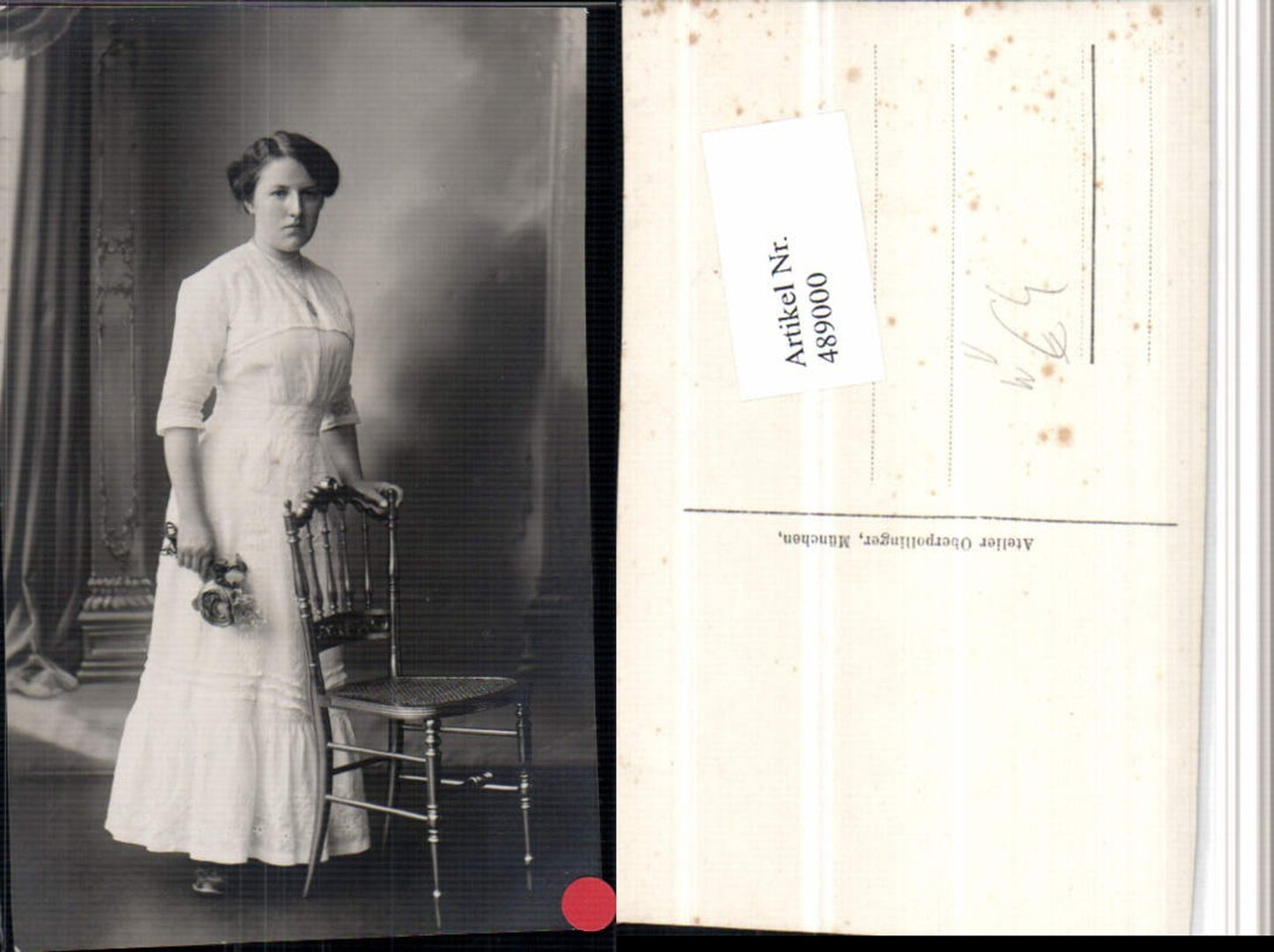 489000,Frau Weißes Kleid Stuhl Sessel Blumen pub Atelier Oberpollinger München