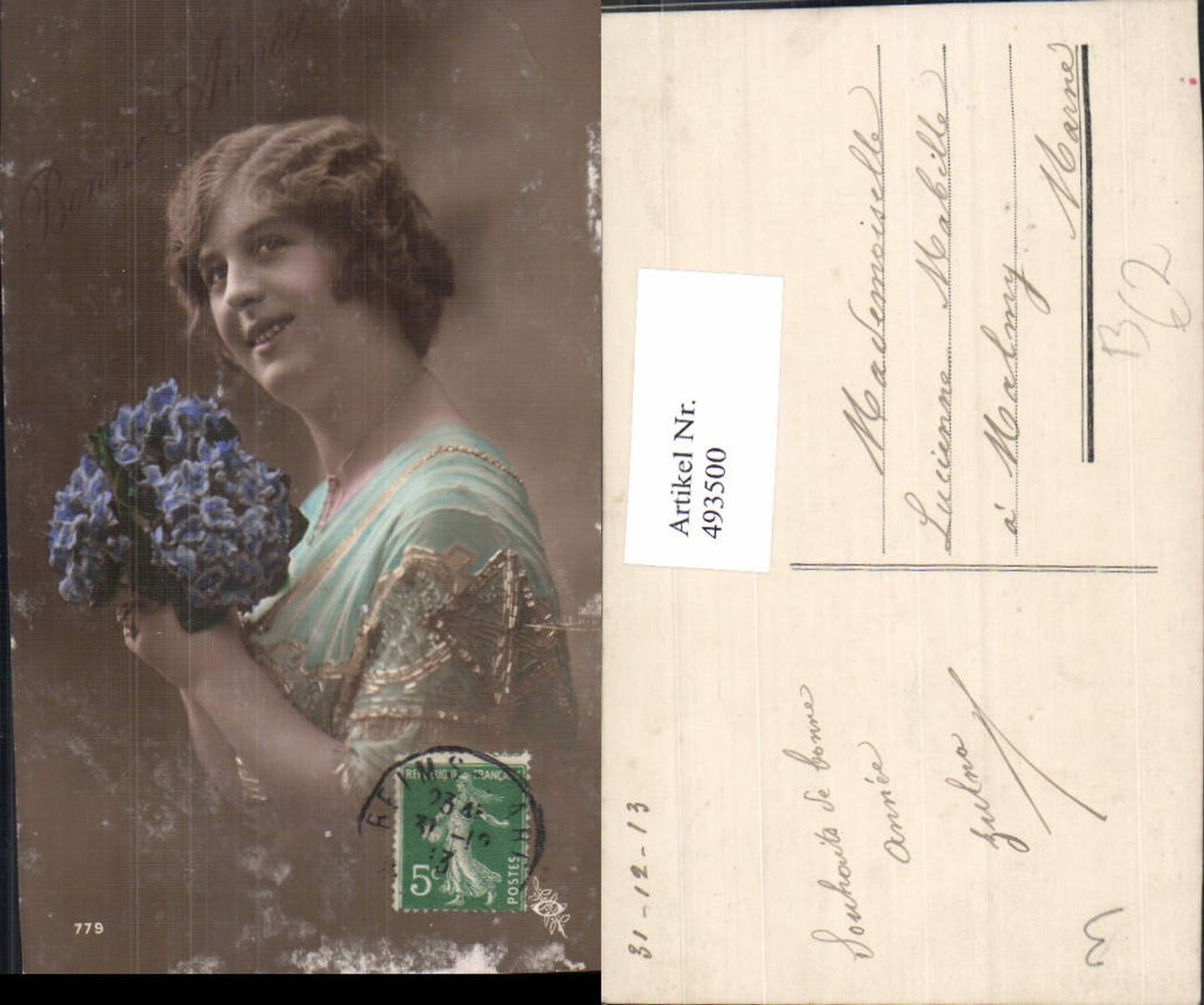 493500,Frau Lockenkopf Portrait Blumenstrauß Veilchen