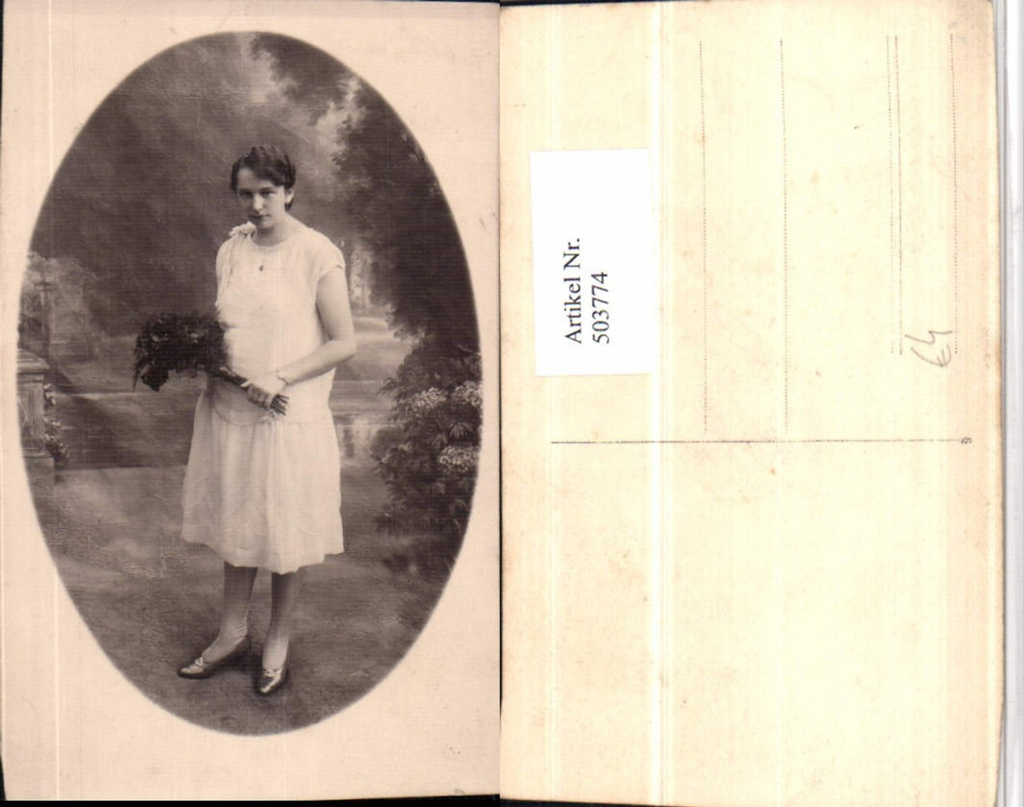 503774,Frau Weißes Kleid Blumenstrauß Portrait