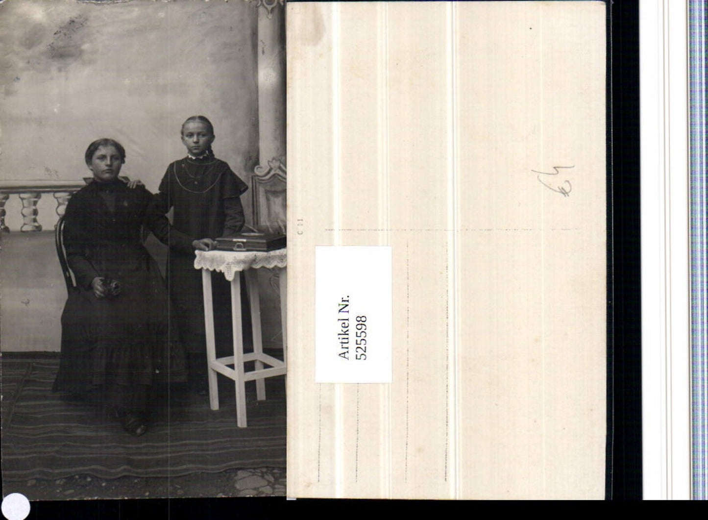 525598,Foto-AK Schwestern Geschwister Kind Fotoalbum Album Atelier