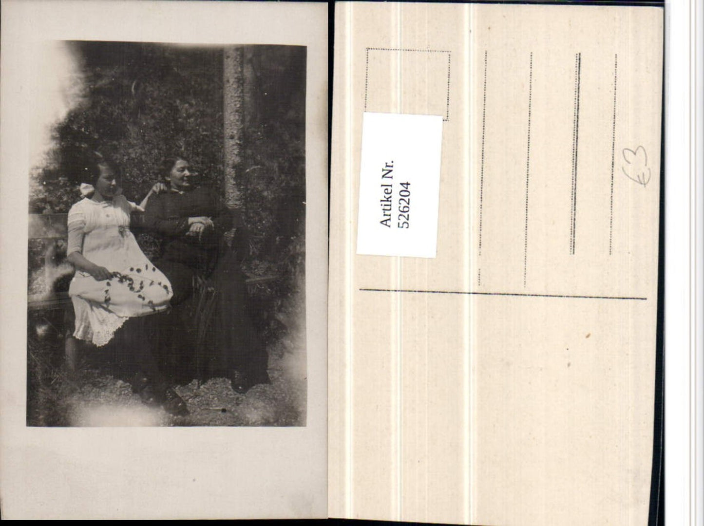 526204,Foto-AK 2 Frauen auf Bank Portrait