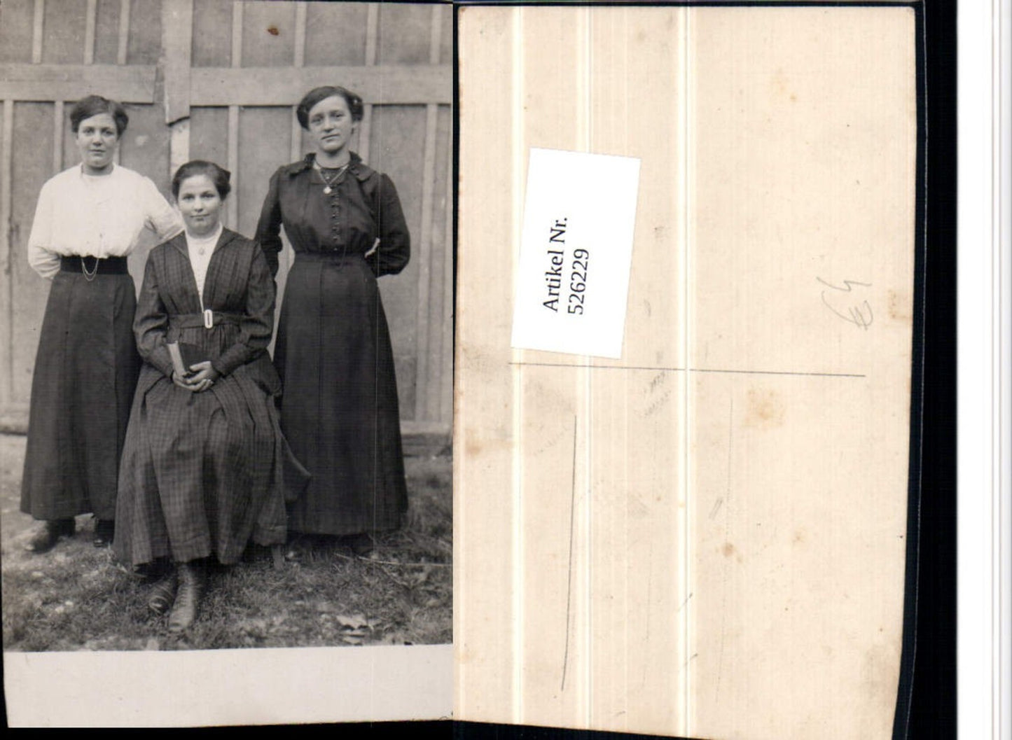 526229,Foto-AK Frauen Kleid Mode Halskette Kette Buch