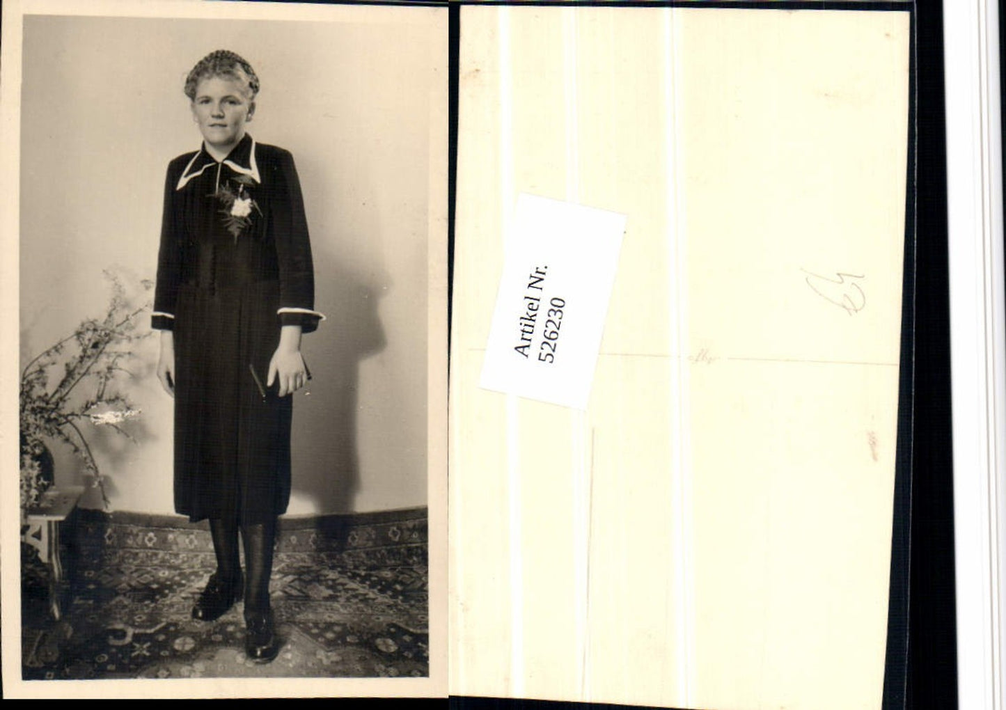 526230,Foto-AK Frau Buch Kleid Blume