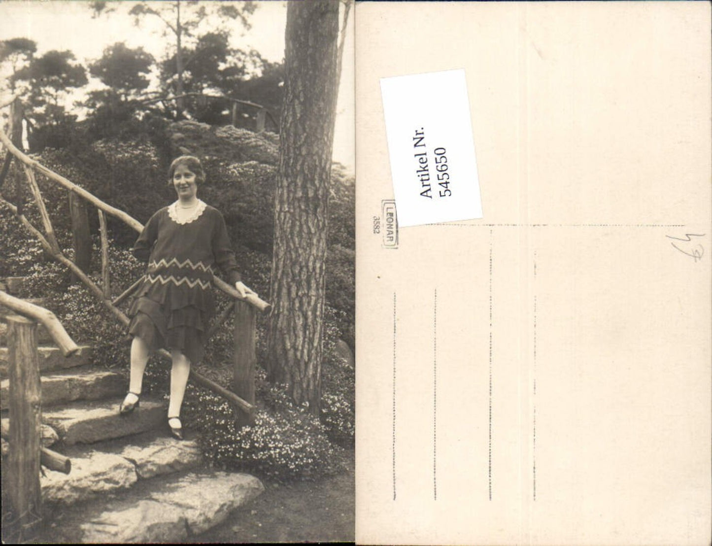 545650,Foto-AK Frau Frauen Stiege Kleid Mode