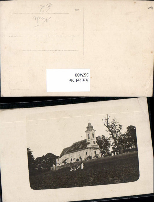 567400,Foto Ak Kirche m. Frau Kinder i. Vordergrund