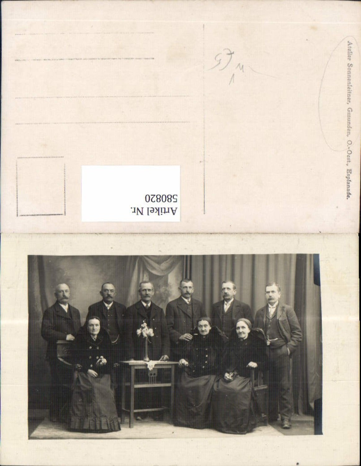 580820, Group photo family men women traditional costume Swallow Swan pub Atelier Sonnenleitner Gmunden
