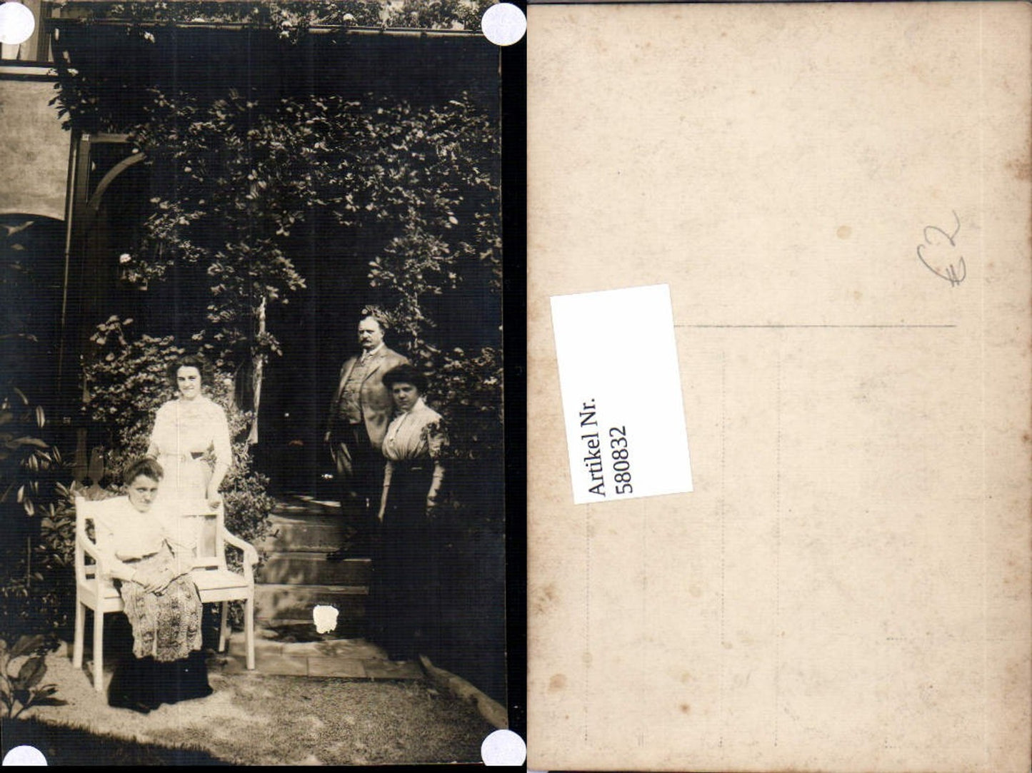 580832,Gruppenbild Familie b. Stiege Haus
