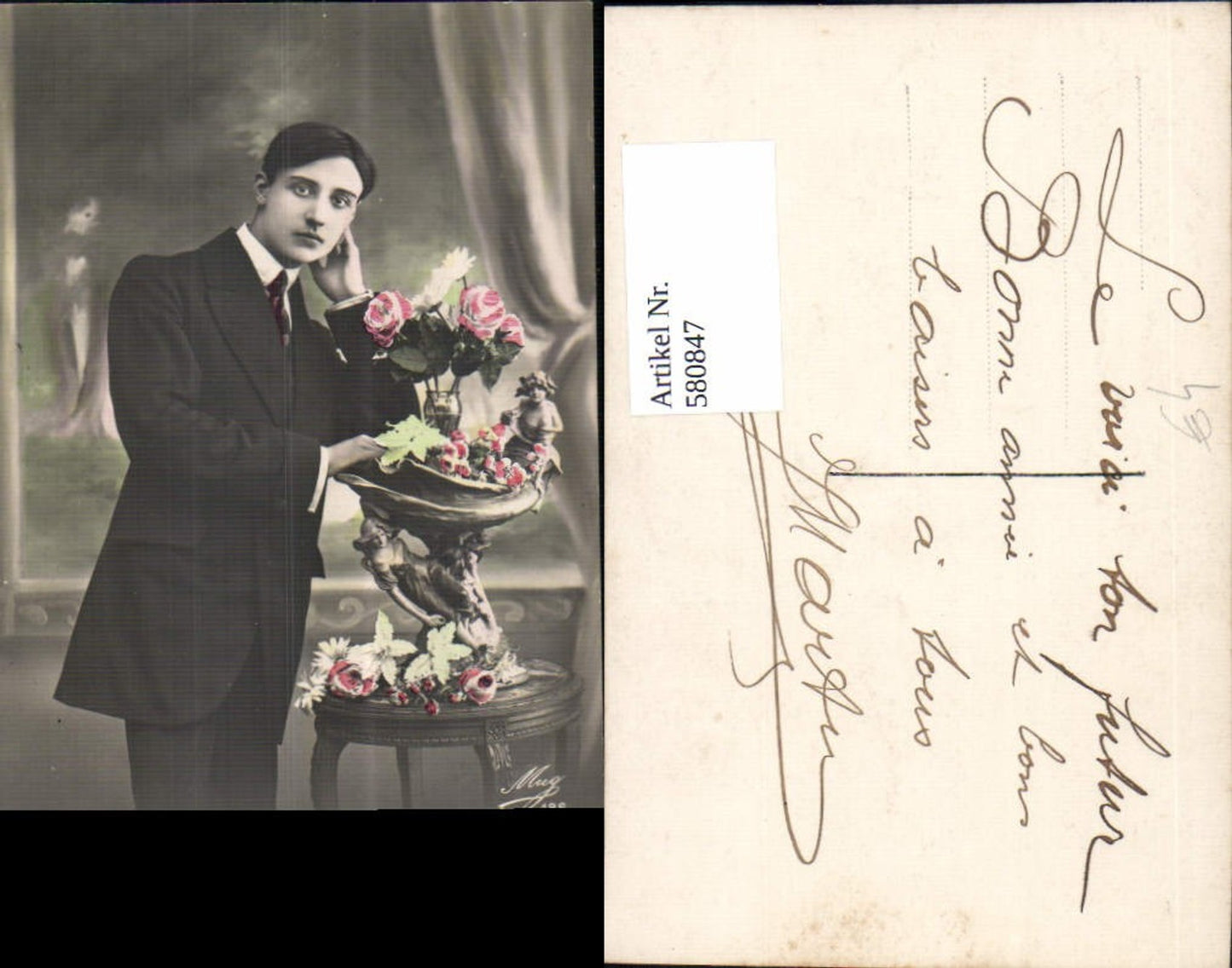 580847,Mann Anzug Vase Rosen Blumen