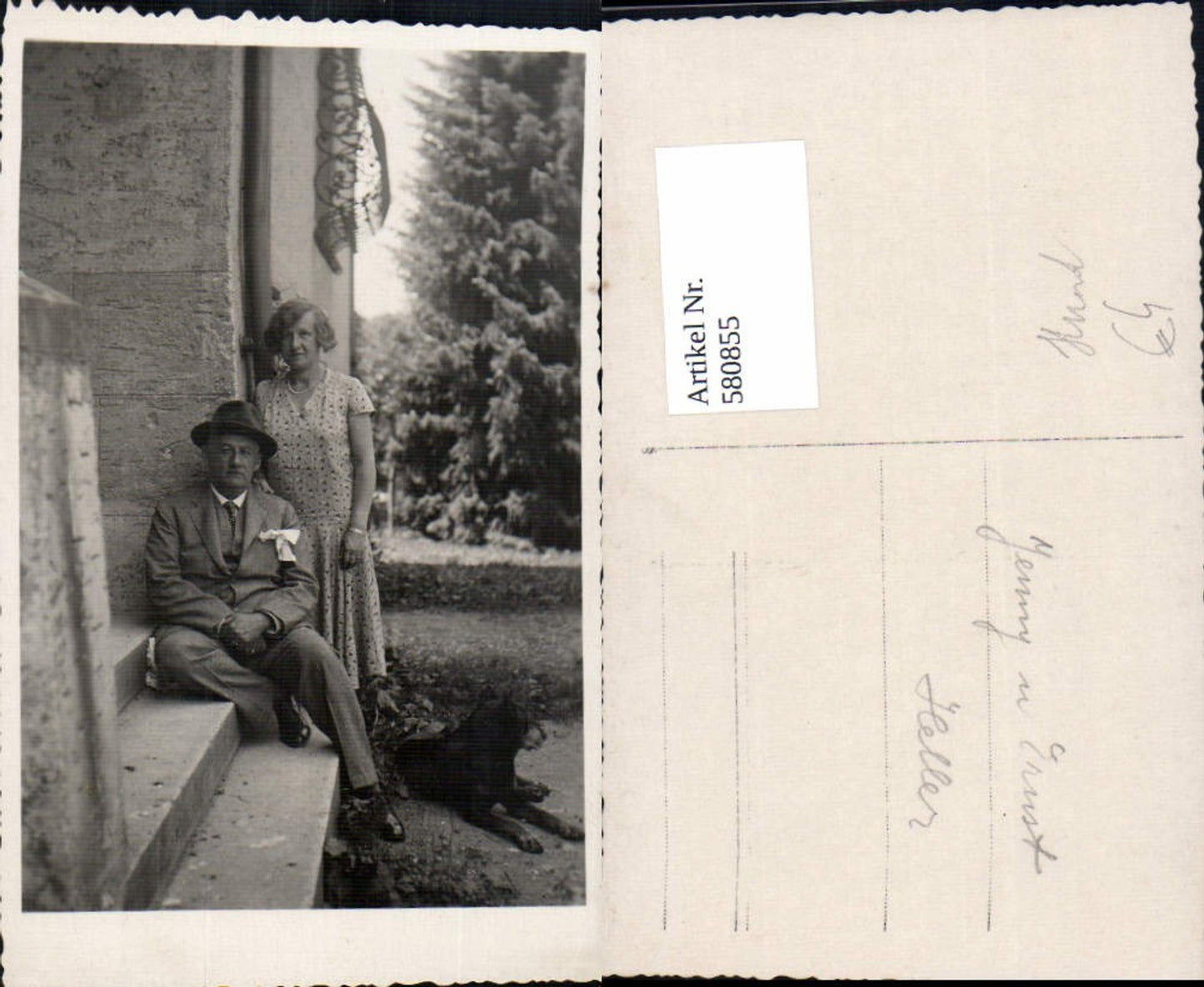 580855,Foto Ak Paar b. Haus Stufen Hund Jenny u. Ernst Heller