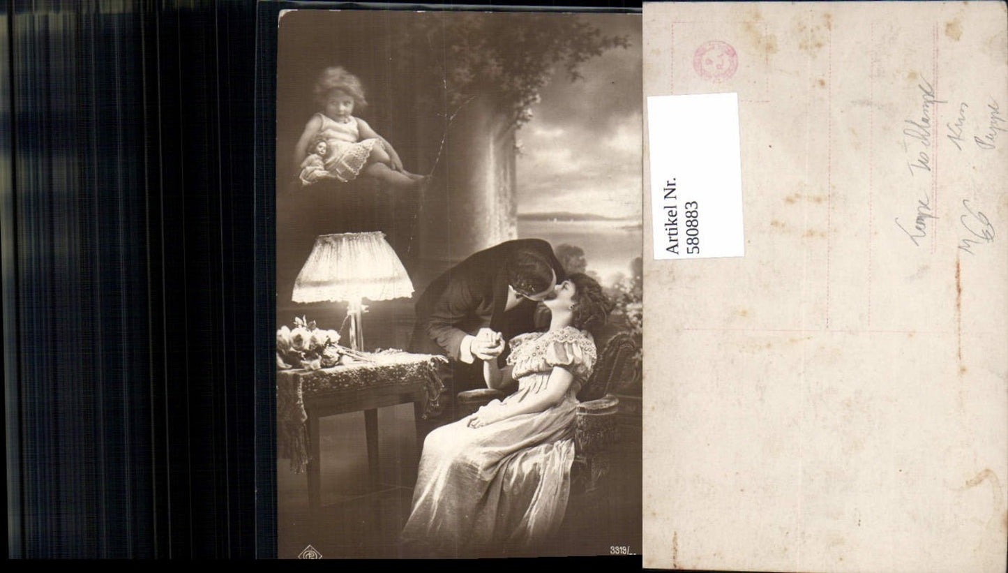 580883,Fotomontage Paar Liebe Kuss Kind Kleinkind Puppe Lampe Tischlampe Interieur