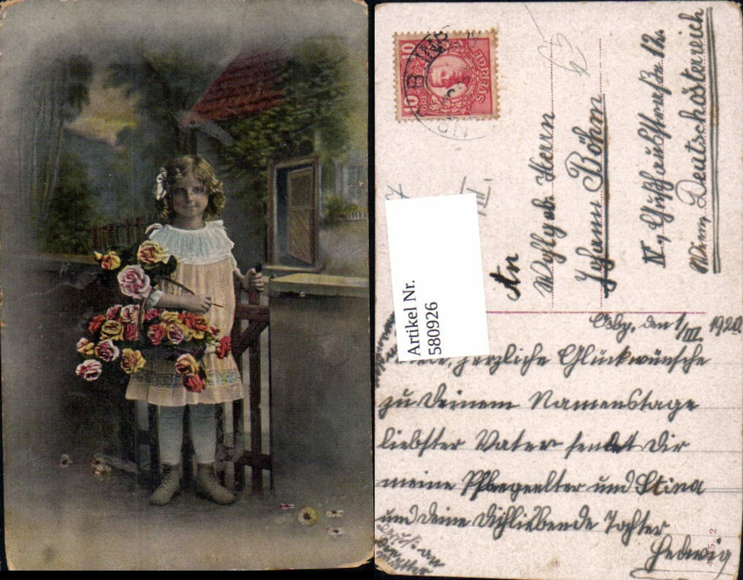 580926,Kind Mädchen Haarschleife Rosen Blumen b. Gartentor stehend