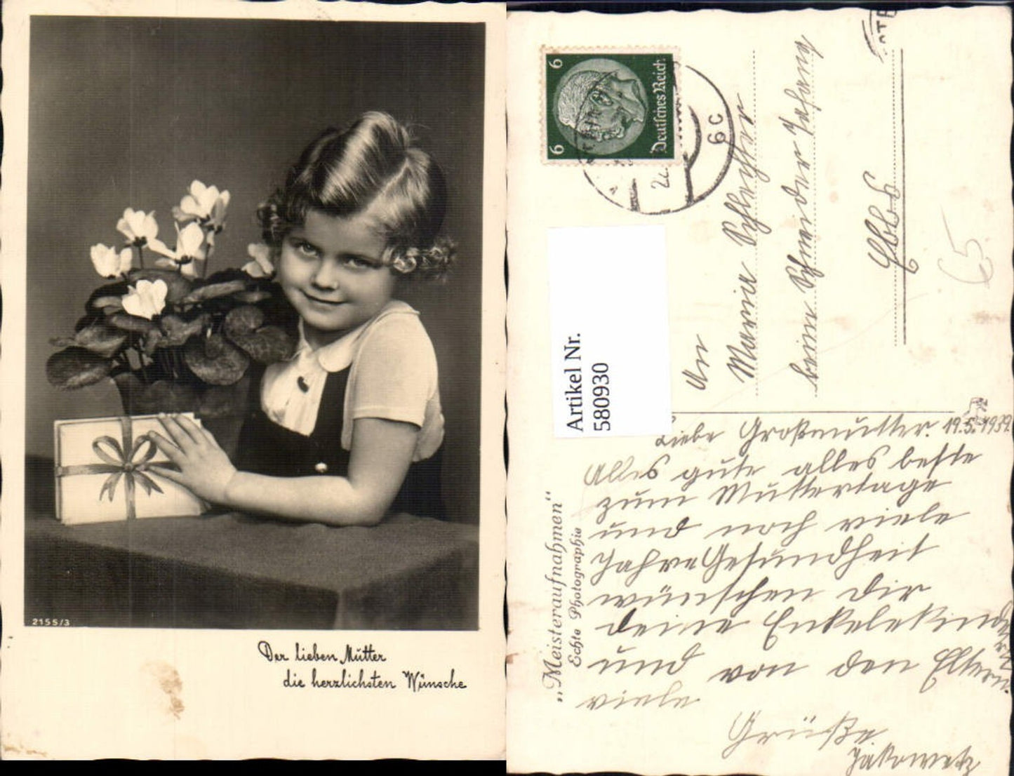 580930,Foto Ak Mädchen Lockenkopf m. Geschenk Blumen Alpenveilchen Muttertag