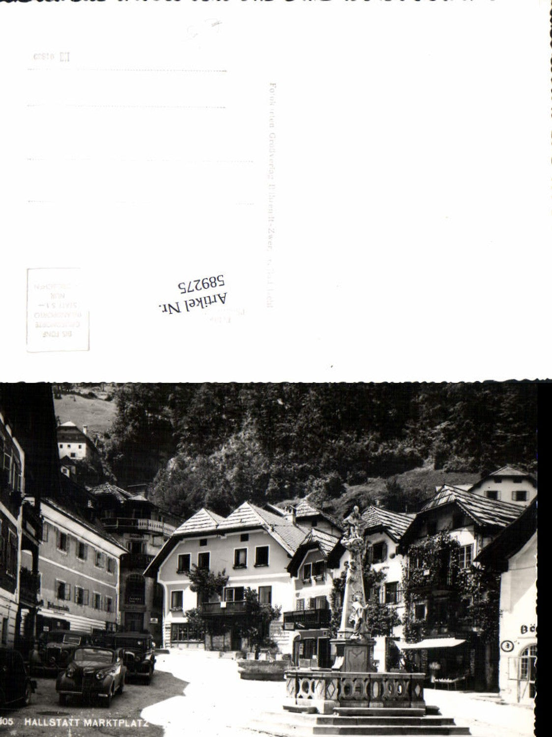 589275,Hallstatt Marktplatz Oldtimer Auto Brunnen