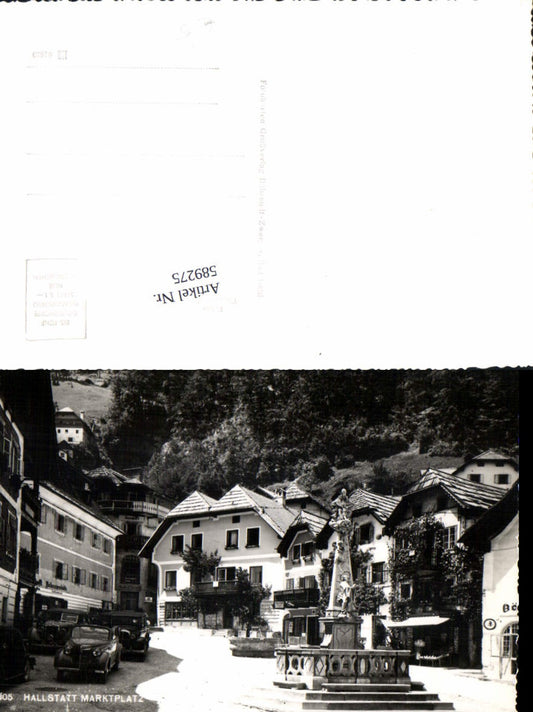 589275,Hallstatt Marktplatz Oldtimer Auto Brunnen
