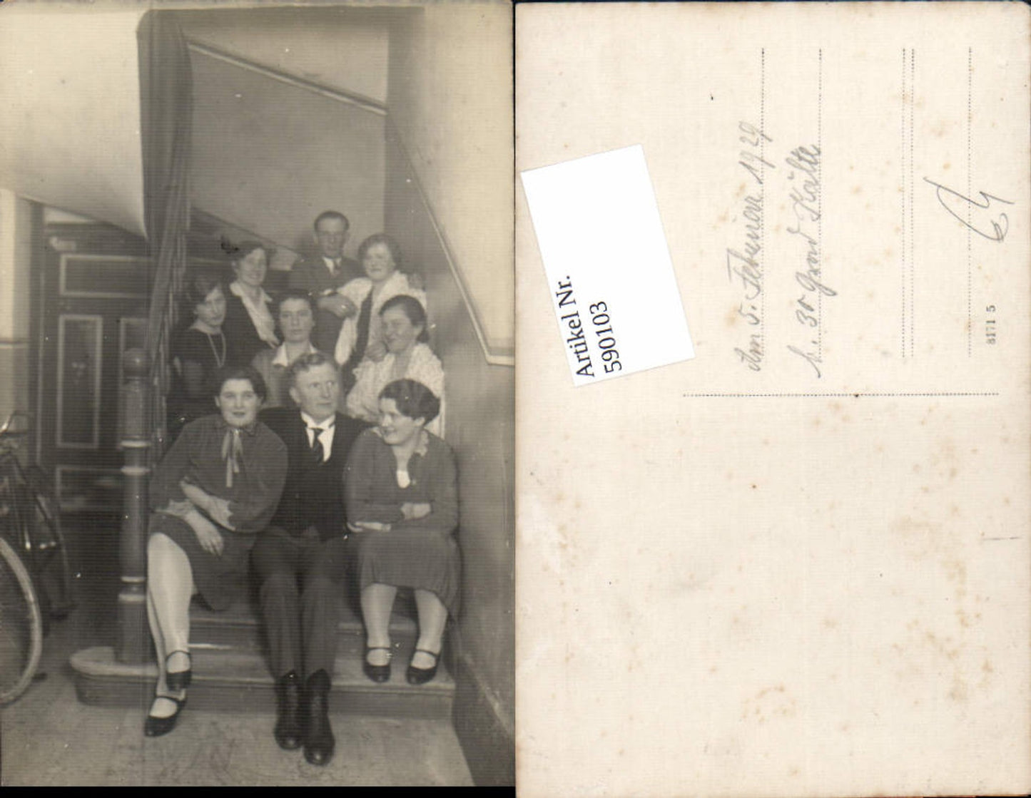 590103,Foto-AK Familienfoto Fahrrad Rad Stiege Treppe 1929