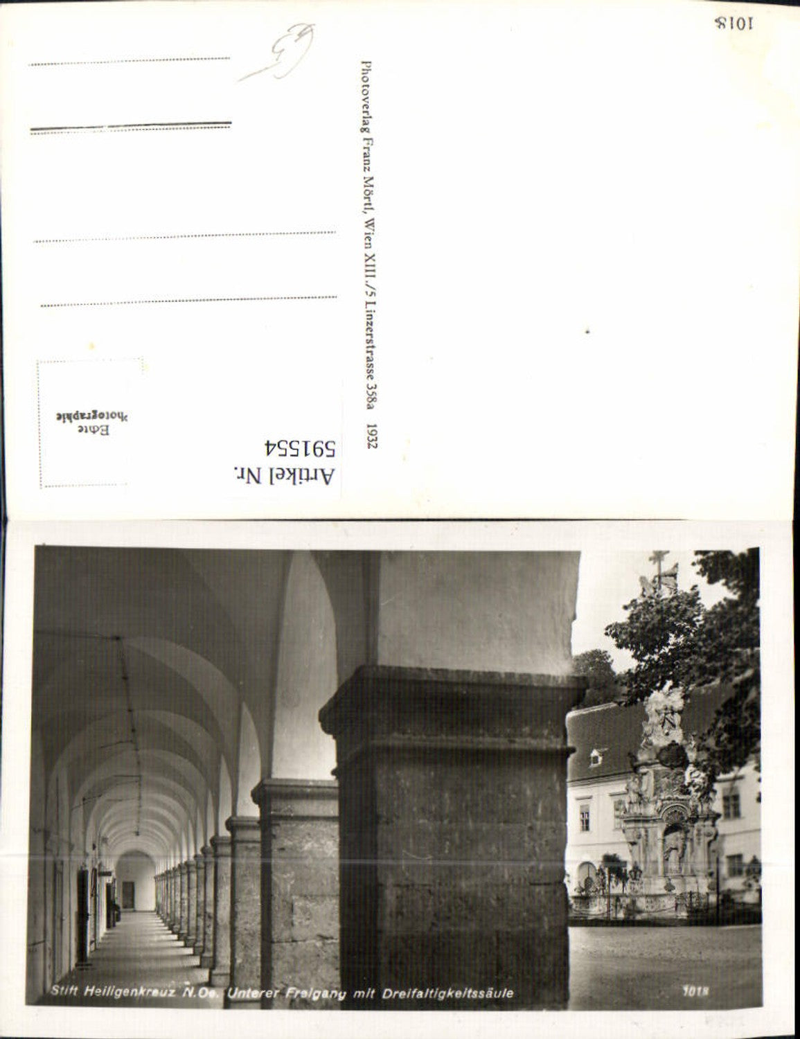 591554,Foto Ak Stift Heiligenkreuz Unterer Freigang m. Dreifaltigkeitssäule