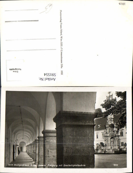 591554,Foto Ak Stift Heiligenkreuz Unterer Freigang m. Dreifaltigkeitssäule