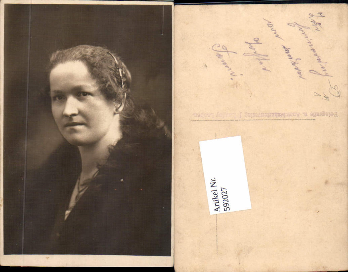 592027,Foto-AK Fotograf J. Baudny Leoben Frau Portrait Haarband