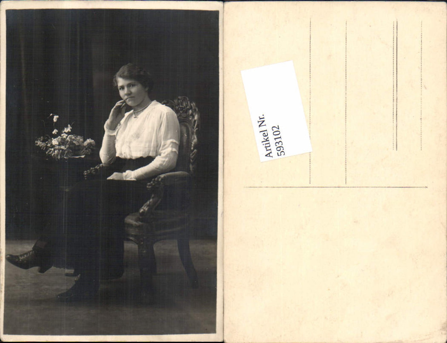 593102,Foto-AK Frau auf Sessel Stuhl Atelier