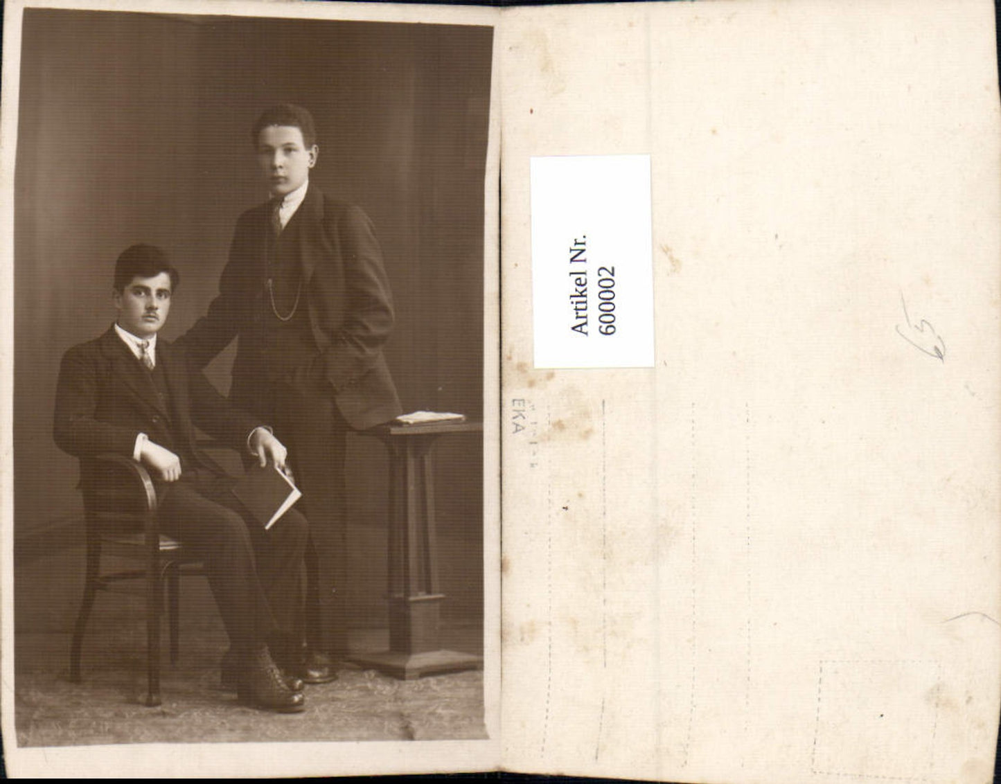 600002,Foto Ak Junge Männer m. Buch Lesen