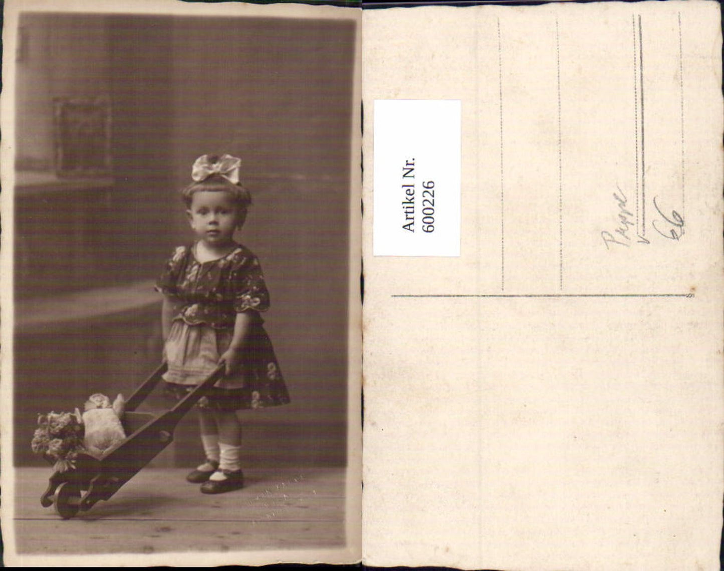 600226,Foto Ak Mädchen m. Puppe in Schubkarre Scheibtruhe pub Roman Zappe