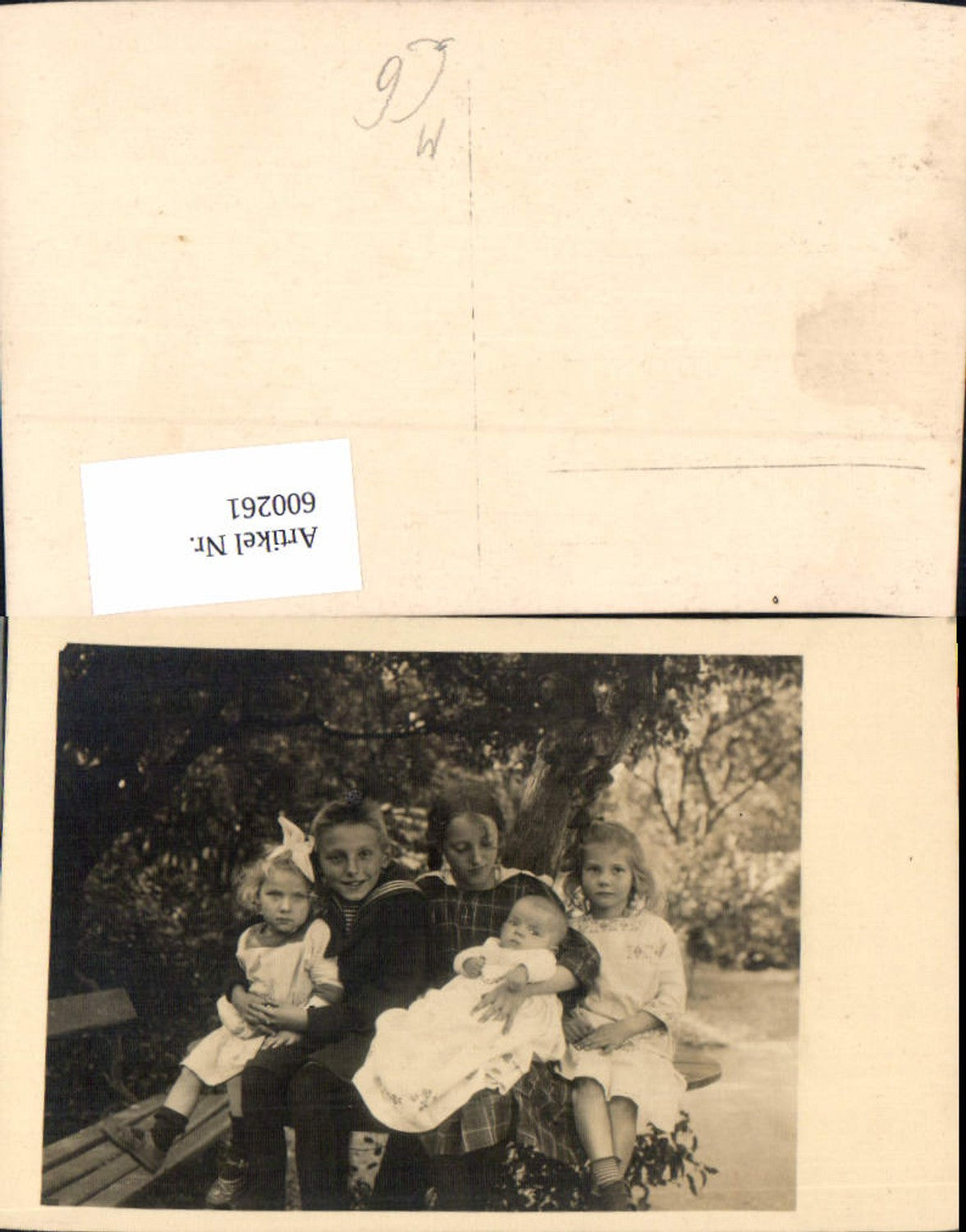 600261,Foto Ak Gruppenbild Kind Kinder Matrosenanzug unter Baum sitzend