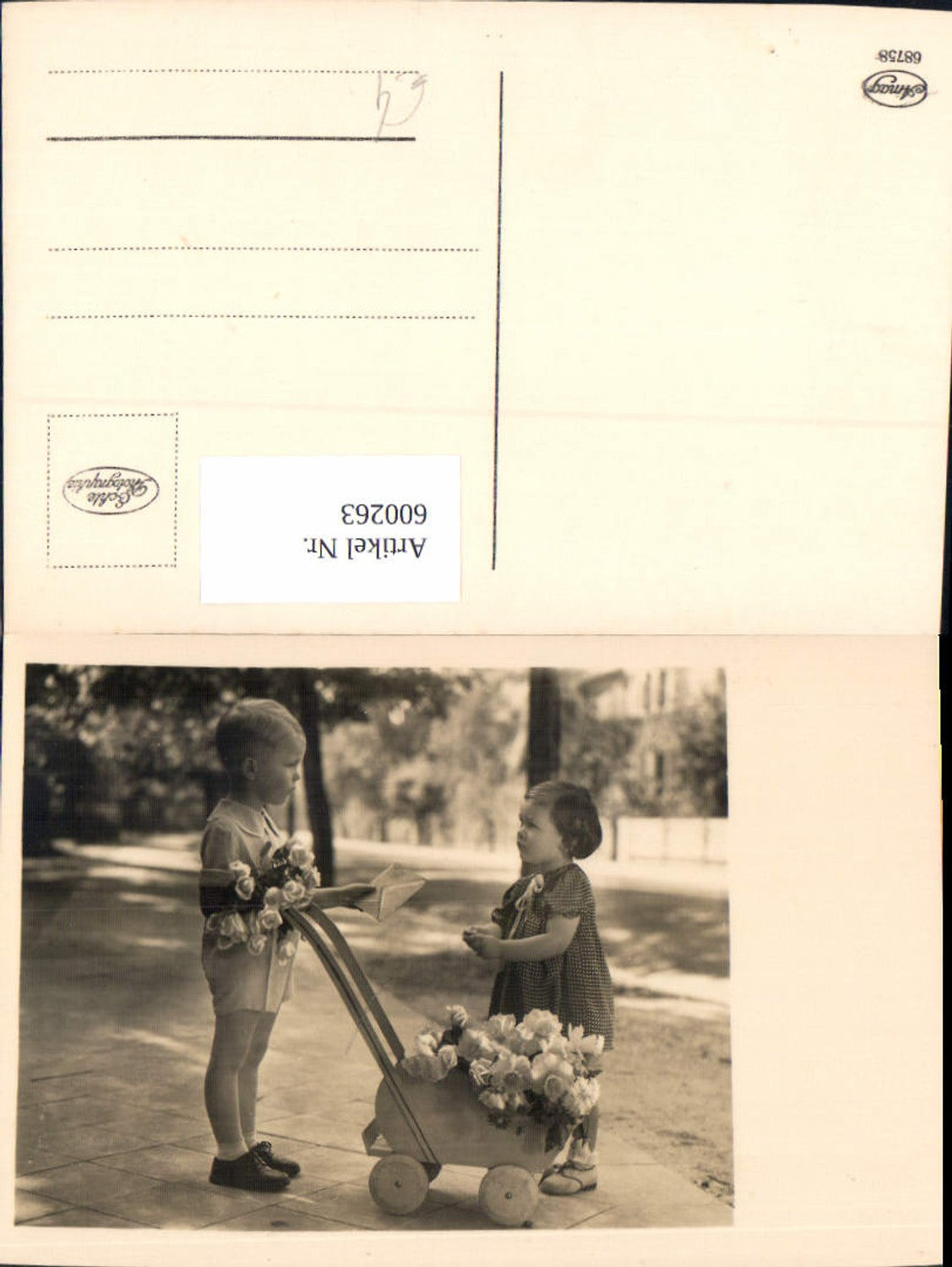 600263,Foto Ak Kind Kinder Bub Junge m. Brief Mädchen Kinderwagen m. Rosen Blumen