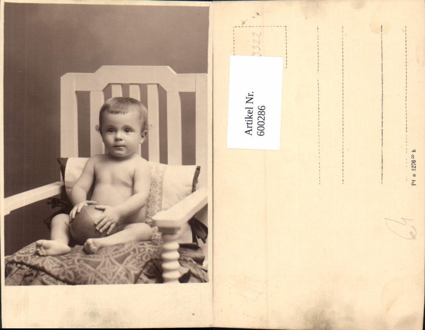 600286,Foto Ak Kind Kleinkind a. Stuhl m. Ball sitzend