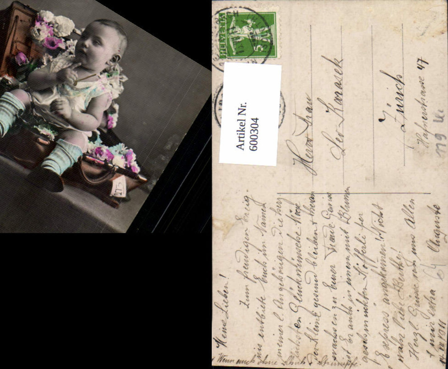 600304,Kind Kleinkind in Koffer sitzend Blumen Rosen