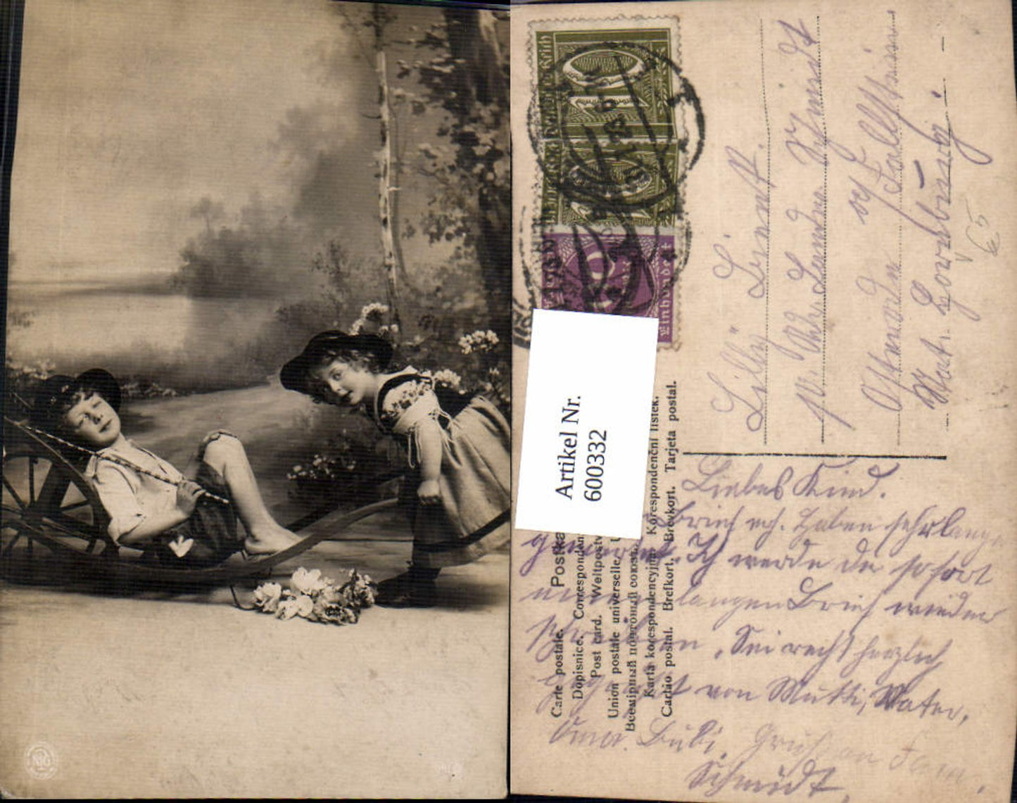600332,Kind Kinder Mädchen Bub Junge i. Schubkarre Scheibtruhe liegend Tracht pub NPG